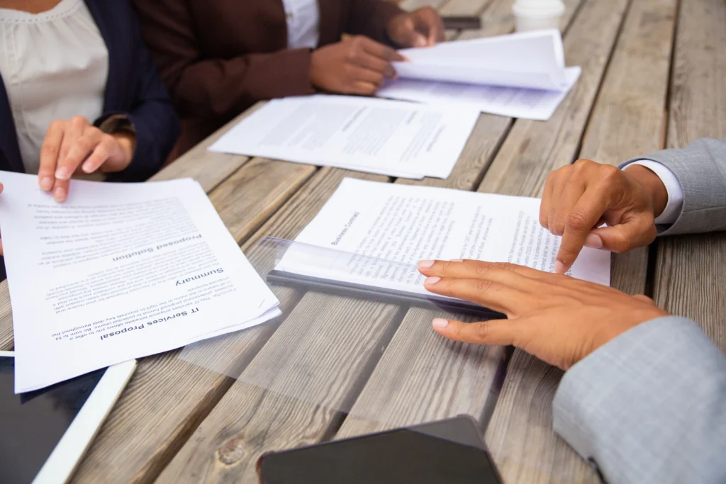 Mãos manipulando documentos sobre uma mesa