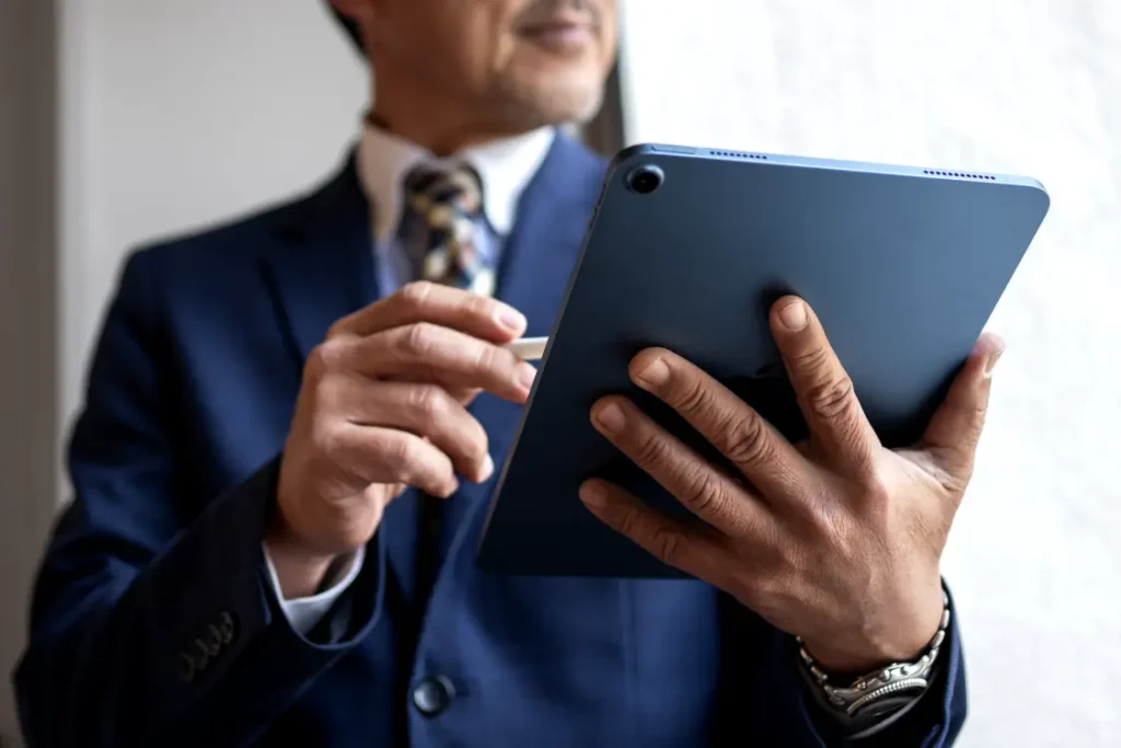 Advogado de terno azul segurando um tablet