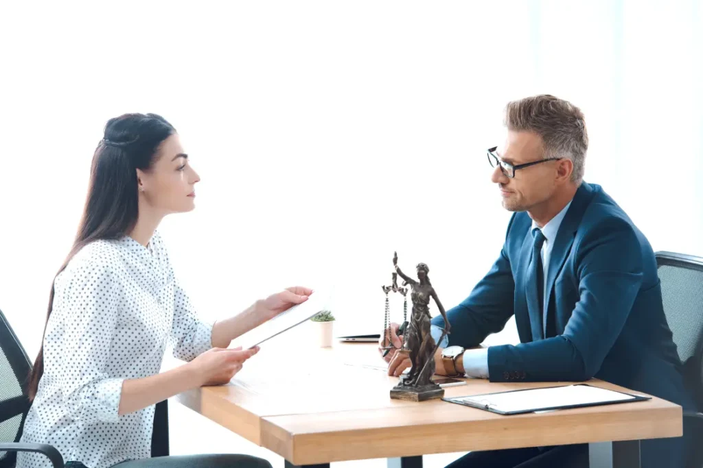 Advogado atende cliente em sua mesa